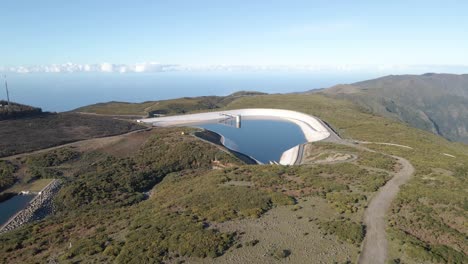 Luftaufnahme-Des-Paul-Da-Serra-Wasserreservoirs,-Das-Zur-Regenwassergewinnung-Gebaut-Wurde