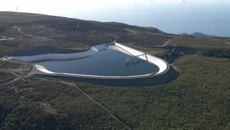 Luftaufnahme-Des-Paul-Da-Serra-Wasserreservoirs,-Das-Zur-Regenwassergewinnung-Gebaut-Wurde