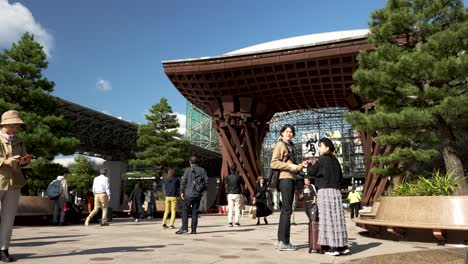 Turistas-Y-Visitantes-Tomando-Fotografías-Frente-A-La-Puerta-Tsuzumi-mon-De-La-Estación-De-Kanazawa.
