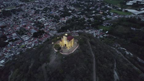 Luftaufnahme-Aus-Der-Zenith-Umlaufbahn-Des-San-Miguel-Hill-Puebla-Atlixco