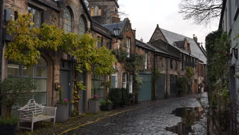 Quaint-stone-cottages-on-Circus-Lane,-Edinburgh