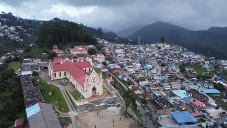 Establishing-drone-shot-of-Kodaikanal-town,-Sacred-Heart-Catholic-Church,-Dindigul,-Tamil-Nadu,-India