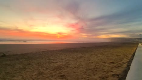 Filmische-Weitwinkelaufnahme-Von-Strandsand-Und-Goldenem-Sonnenaufgang-Am-Strand-Von-Playa-Del-Carmen,-Einem-Küstenort-In-Mexiko