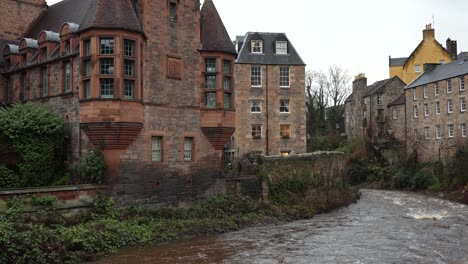 Charmante-Altstadt-Und-Fluss-In-Schottland