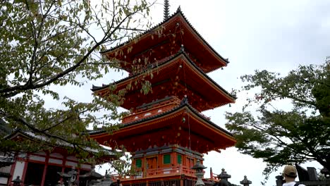 Vista-De-Kiyomizu-dera-Sanjunoto-A-Través-De-Las-Ramas-De-Los-árboles.