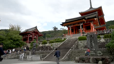 Escaleras-Que-Conducen-A-Kiyomizu-dera-Saimon-En-Kioto-Con-Turistas-Vistos-En-Segundo-Plano.