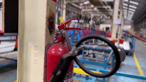 Extintor-De-Incendios-En-Medio-De-La-Fábrica-De-La-Línea-De-Producción