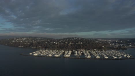 Luftschwenk-über-Den-Sonnenaufgang-Am-Yachthafen-Von-Seattle