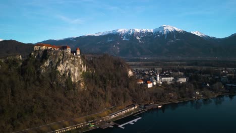 Una-Toma-Aérea-Revela-El-Castillo-De-Bled-En-Eslovenia