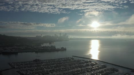 Wolken-Und-Sonnenaufgang-über-Seattle-Marina