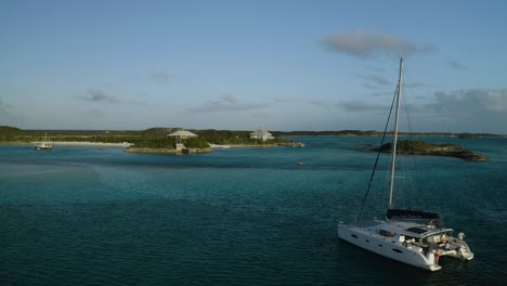 Aventura-En-Catamarán-En-Barco-De-Vela-En-Las-Islas-Tropicales-De-Las-Bahamas,-Vista-Aérea