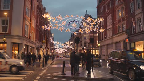 Cars-And-Pedestrians-In-The-Street-At-Night-With-Christmas-Decor-In-Marylebone,-London,-England