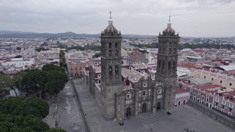 Luftaufnahme-Der-Aufsteigenden-Umlaufbahn-Der-Kathedrale-Von-Puebla,-Mexiko