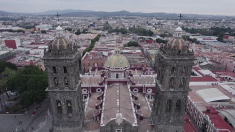 Toma-Aérea-Acercándose-A-La-Catedral-De-Puebla-México