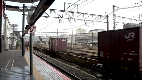 Güterzug-Mit-Frachtcontainern,-Der-Durch-Den-Bahnhof-Kyoto-Fährt