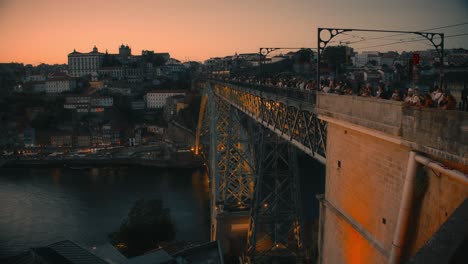 Tourist-Blickt-Auf-Die-Touristenattraktion-Dom-Luis-I-Bridge-Mit-Der-Skyline-Von-Porto-Im-Hintergrund