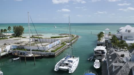 Touristenboot-Katamaran-Begibt-Sich-Auf-Bahamas-Abenteuer,-Luftdrohne