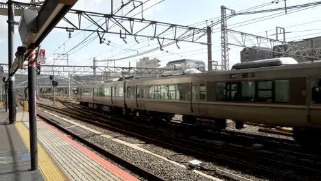 Tren-Del-Metro-Local-Que-Sale-De-La-Estación-De-Kioto-En-Una-Tarde-Soleada