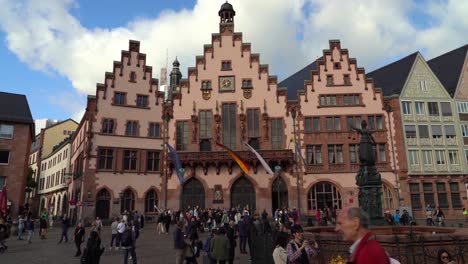 Der-Römerbergplatz-In-Frankfurt-Ist-Ein-Ikonischer-Platz-Und-Beherbergt-Eine-Vielzahl-Von-Köstlichkeiten,-Von-Malerischen-Mittelalterlichen-Gebäuden-Bis-Hin-Zu-Historischen-Märkten