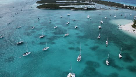 Segelboot-Marina-Hafen-In-Hope-Town,-Elbow-Cay,-Abaco,-Bahamas---Luftdrohne