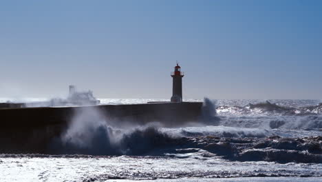 Stürmische-Wellen-Prallen-Am-Leuchtturm-Von-Porto,-Portugal
