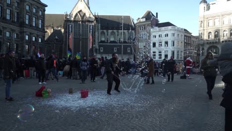 Bubble-performer-making-bubbles-in-a-Amsterdam-square