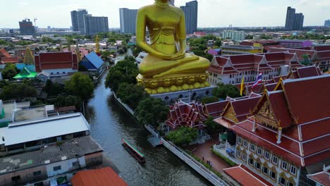 Erstaunliche-Luftaufnahme-Im-Paknam-Phasi-Charoen-Tempel,-Bangkok,-Thailand,-Drohne-4k