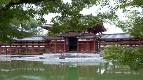Phoenix-Hall-Garden,-Byodo-in-Buddhist-temple