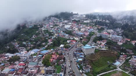 Toma-Cinematográfica-De-Un-Dron-De-La-Ciudad-De-Kodaikanal-Con-Nubes-Bajas-Pasando,-Dindigul,-Tamil-Nadu,-India