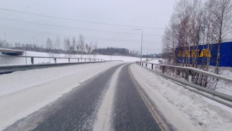 Bei-Tückischen-Winterbedingungen-Manövriert-Ein-Auto-über-Die-Schneebedeckte-Autobahnstraße