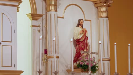 Jesucristo,-Velas-Encendidas-Y-Cruz,-Altar-Sagrado,-Espiritualidad,-Fe-Y-Esperanza-Del-Pueblo-Cristiano