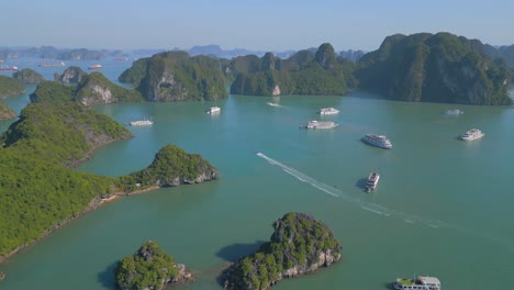 Ha-Long-Bay-Drone-Malerischer-Blick-Auf-Extreme-Wellen,-Die-Auf-Der-Schroffen-Klippe-In-Vietnam-Plätschern