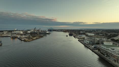 Drohnenansicht-Des-Mobilen-Flusses-Bei-Sonnenuntergang