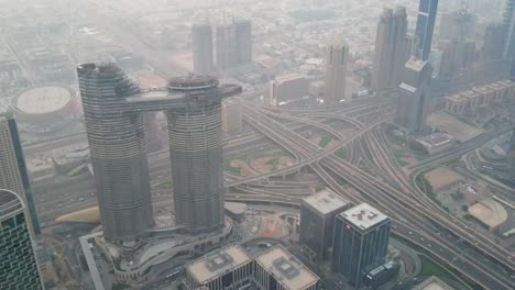 La-Dirección-Vista-Del-Cielo-Torres-Emaar-En-Dubai-Vista-Al-Atardecer-Desde-La-Plataforma-De-Observación-Al-Aire-Libre-Superior-En-Burj-Khalifa