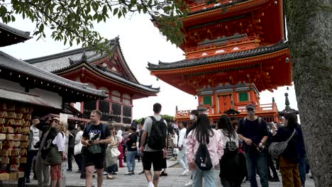 Geschäftige-Menschenmengen,-Die-Neben-Kiyomizu-dera-Sanjunoto-Und-Zuigudo-Spazieren