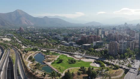 Luftaufnahme-Des-Bicentenario-Parks-In-Der-Nähe-Des-Hügels-San-Cristobal-In-Santiago