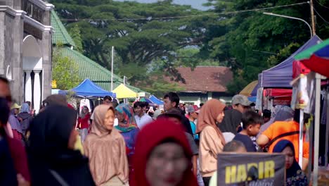 Multitud-De-Personas-En-El-Día-Sin-Automóviles.-Indonesia