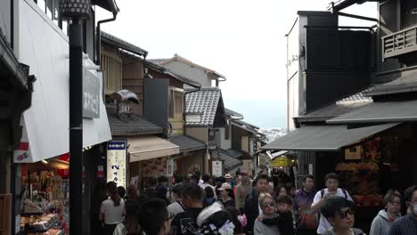 Turismo-De-Masas-Visto-A-Lo-Largo-De-La-Calle-Que-Conduce-A-Kiyomizu-dera-En-Kioto.