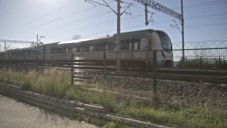 Tren-Sobre-Rieles,-4k-Uhd-Slowmo