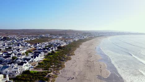 White-washed-houses-on-scenic-coastline-with-long-beach-at-Paternoster