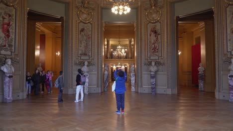 Tourists-Takes-Pictures-if-Luxurious-Room-in-Palais-Garnier