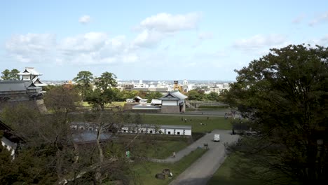 Mit-Blick-Auf-Den-Schlosspark-Kanazawa-An-Einem-Sonnigen-Nachmittag-Im-Oktober