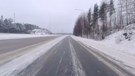 Wintergefahr-Droht,-Wenn-Ein-Auto-über-Die-Verschneite-Autobahn-Fährt-Und-Schwierigen-Reisebedingungen-Ausgesetzt-Ist