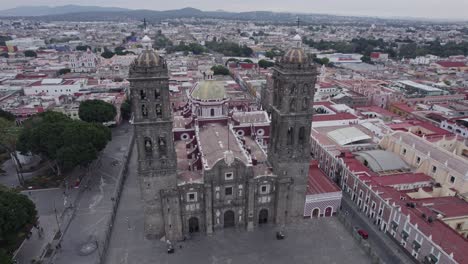 Toma-Aérea-De-La-Catedral-De-Puebla-Durante-El-Día