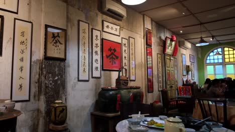Ein-Restaurant-Speisesaal,-Der-Mit-Vielen-Arten-Chinesischer-Typografie-Und-Kunstdekor-Dekoriert-Ist