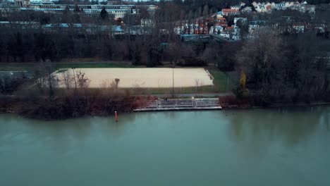 Eine-Sehr-Schöne-Drohnenaufnahme,-Die-Ich-In-Paris-Von-Diesem-Wunderschönen-Fußballplatz-Am-Ufer-Der-Marne-Gemacht-Habe,-Wo-Ich-Auf-Den-Stufen-Saß