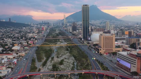 Die-Santa-Catarina-Teilt-Die-Stadt-Monterrey-In-Zwei-Hälften