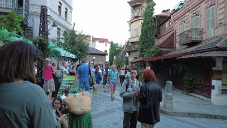 Uhrturm-Von-Tiflis-In-Georgien,-Land-Kaukasus,-Architektur,-Touristenattraktion,-Wahrzeichen,-Musical,-Schiefe-Uhr,-Besucher,-Der-In-Der-Innenstadt-Wartet,-Um-Eine-Aufführung-Im-Altstadtrundgang-Im-Sommer-Zu-Zeigen