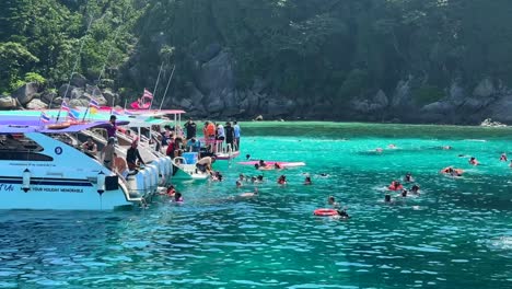 Buceadores-Explorando-Aguas-Cristalinas-De-Islas-Similares,-Phuket,-Tailandia