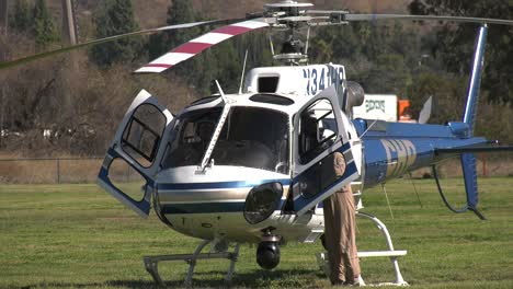 Helicóptero-En-Tierra-En-El-Parque